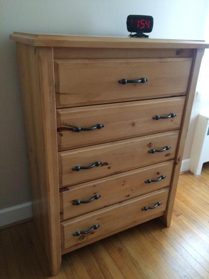 Queen bedroom set in white pine