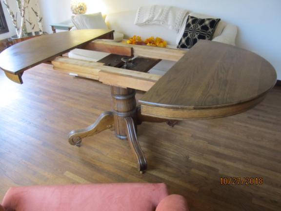 UNIQUE ROUND OAK TABLE & LEAVES