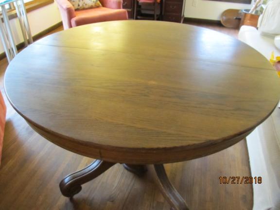 UNIQUE ROUND OAK TABLE & LEAVES