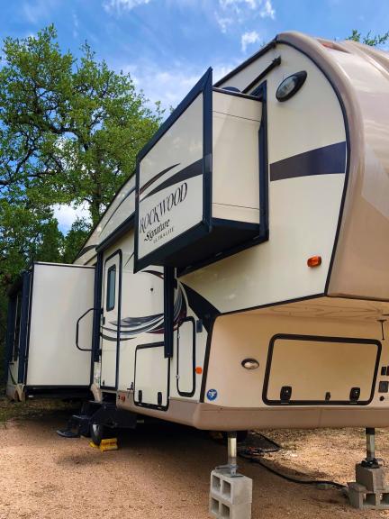 2015 FOREST ROCKWOOD 5TH WHEEL for sale in Canyon Lake TX