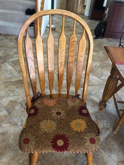 Kitchen table & Chairs & Hutch
