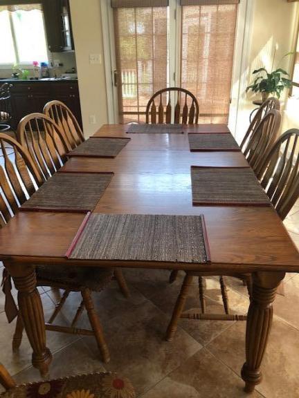 Kitchen table & Chairs & Hutch