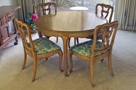 Table with 6 chairs for sale in Gurnee IL