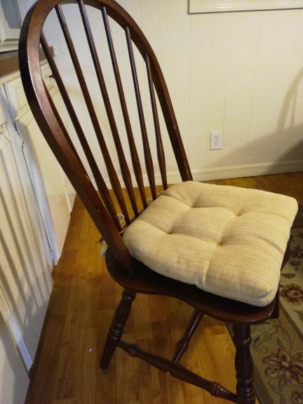 Round dining table with 4 chairs and leaf extention