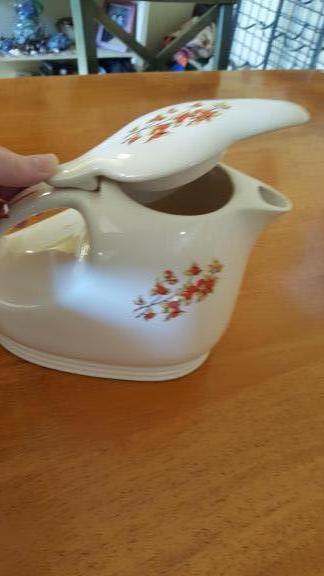 Serving Pitcher. Vintage. (Universal Cambridge)