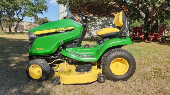 John Deere X380 Lawn Tractor