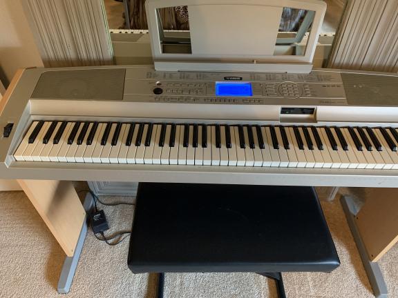 Yamah portable grand keyboard DGX-500 for sale in Lubbock TX