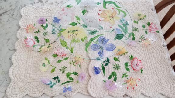 Hand painted cake plate with 4 plates