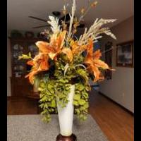 Silk flower arrangement for sale in Breese IL by Garage Sale Showcase member FloGolf36, posted 11/11/2021