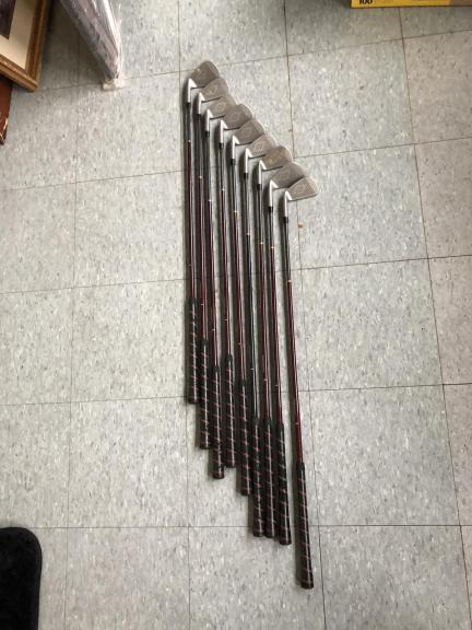 ALMOST NEW: GOLF CLUB