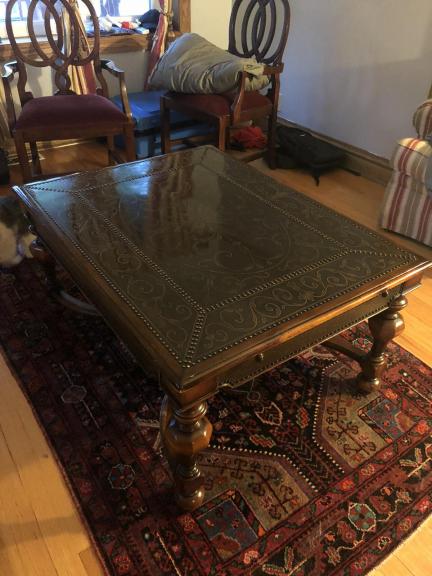 HOME FURNITURES: COFFEE TABLE