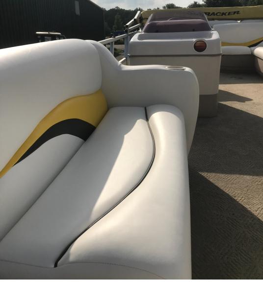 SunTracker Pontoon Boat 2007