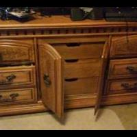 Broyhill Oak Bedroom Set for sale in Niagara Falls NY by Garage Sale Showcase Member Jdelzoppo1