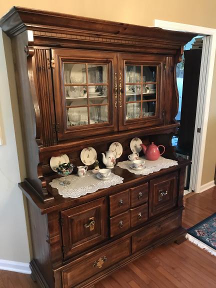 Dining room table,chairs, bench & buffet/hutch